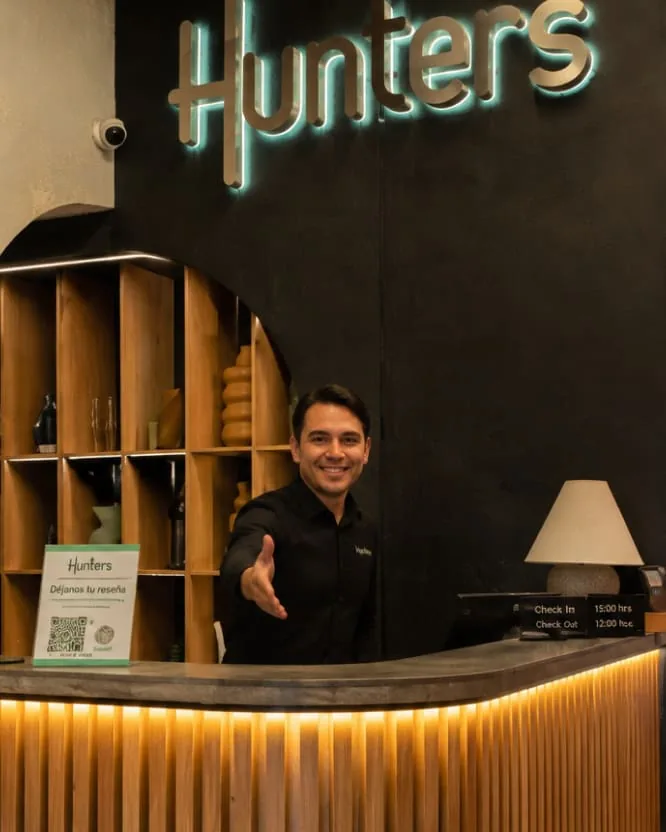 Recepcionista Hunters Concept Hotel